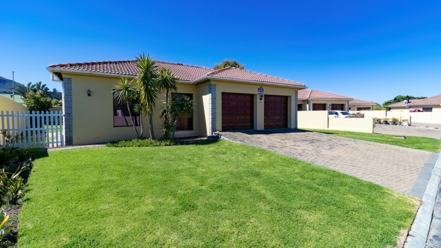 3 Bedroom Property for Sale in Sandbaai Western Cape